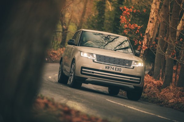 Плюсове - изключителна финес и липса на шум, несравнима проходимост извън пътя, приятно завършена кабина

Минуси - доста скъп с екстрите, дори скромните варианти са много тежки

Range Rover не е просто един от най-добрите луксозни SUV в продажба. Той също така се справя отлично и извън пътя. Land Rover е като производител на суперавтомобили, когато става дума за офроуд. Ной знае, че някои собственици няма да използват колата извън асфалта, но плащат за тази му репутация.

Благодарение на въздушното си окачване, Range Rover може да бъде повдигнат със 135 мм за по-добър просвет. При най-високата си настройка Range Rover е с 4 мм по-висок от Land Rover Defender и с 55 мм над Mercedes-Benz G-Class. И ще гази до 900 мм във вода.

Да имаш отлична проходимост извън пътя е добре, но нека бъдем честни: повечето Range Rover никога няма да напуснат асфалтирания път. 
